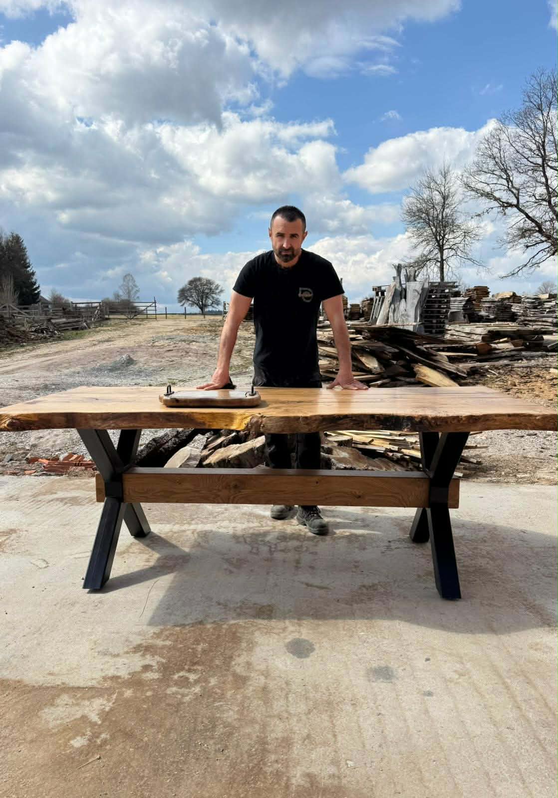 Epoxy fa bútor készítése a műhelyben